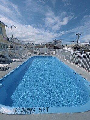 Kauden mukainen ulkouima-allas