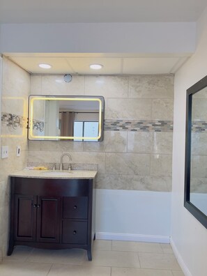 Standard-huone | Kylpyhuone | Suihkun ja ammeen yhdistelmä, ilmaiset hygieniatuotteet, pyyhkeet