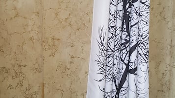 Habitación estándar doble, 2 camas de matrimonio, no fumadores | Baño | Artículos de higiene personal gratuitos, secador de pelo y toallas