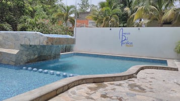 Una piscina al aire libre