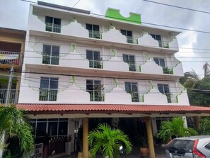 Vista frontal de la propiedad