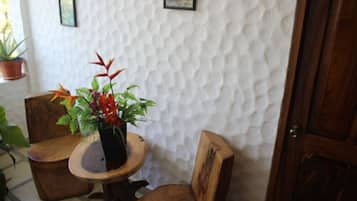 Habitación doble junior, 1 cama King size | Área de sala de estar | Televisión de pantalla plana de 32 pulgadas con canales por cable