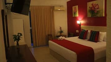 Ropa de cama de alta calidad y caja de seguridad en la habitación