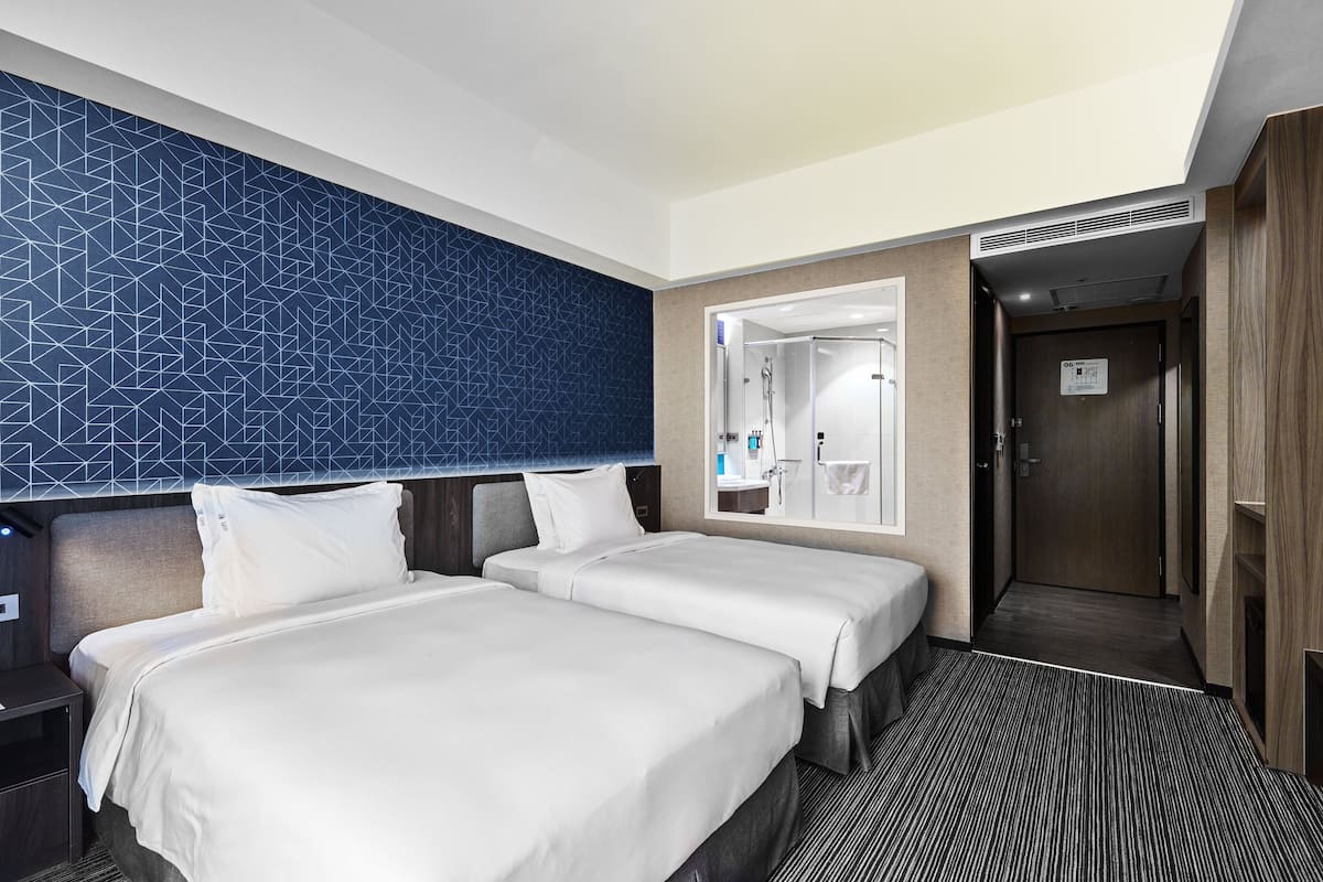 1 bedroom, premium bedding, in-room safe, desk