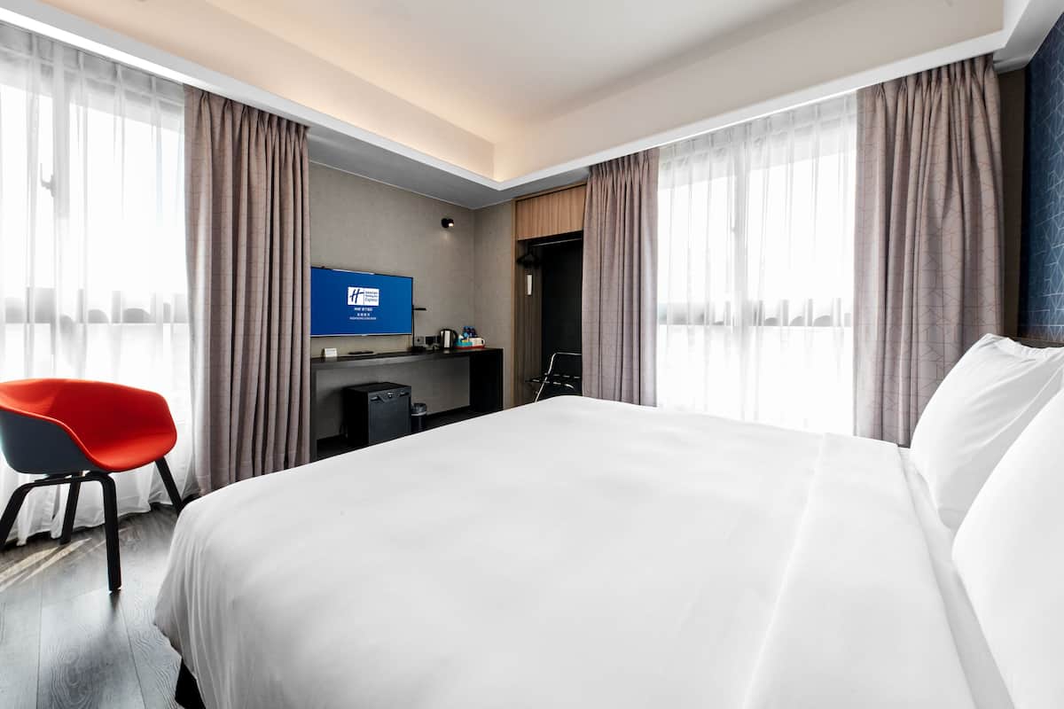 1 bedroom, premium bedding, in-room safe, desk
