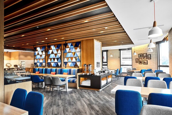 Free self-service breakfast on weekdays  - Holiday Inn Express Kaohsiung Love River by IHG (Kaohsiung)