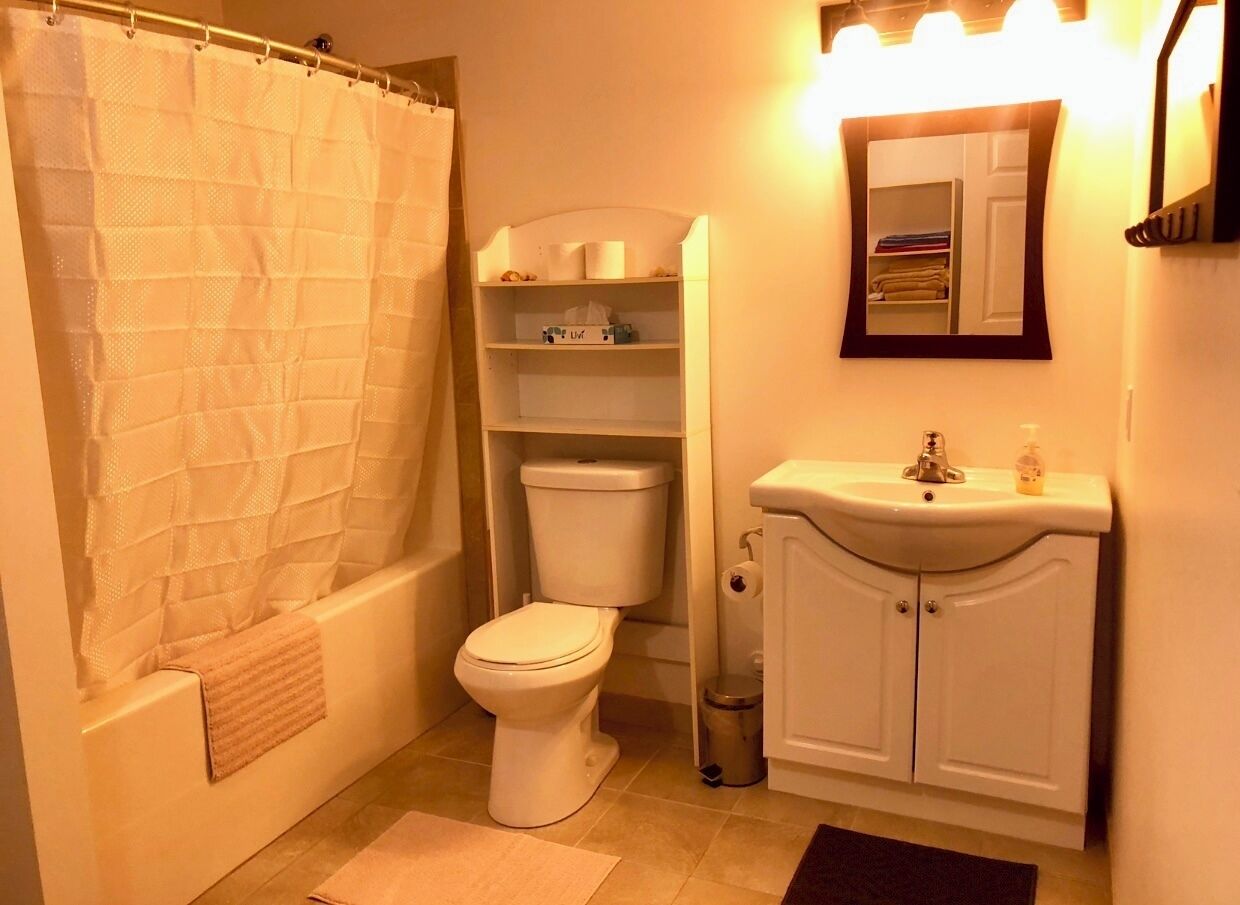 Un baño con bañera, inodoro y lavabo.