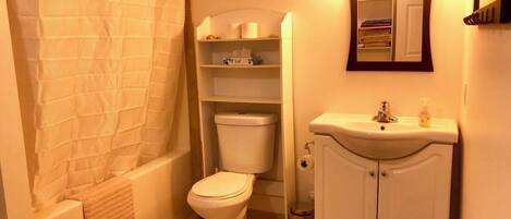Un baño con bañera, inodoro y lavabo.