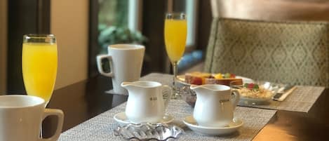 Café da manhã continental todos os dias (CAD 15.00 por pessoa)