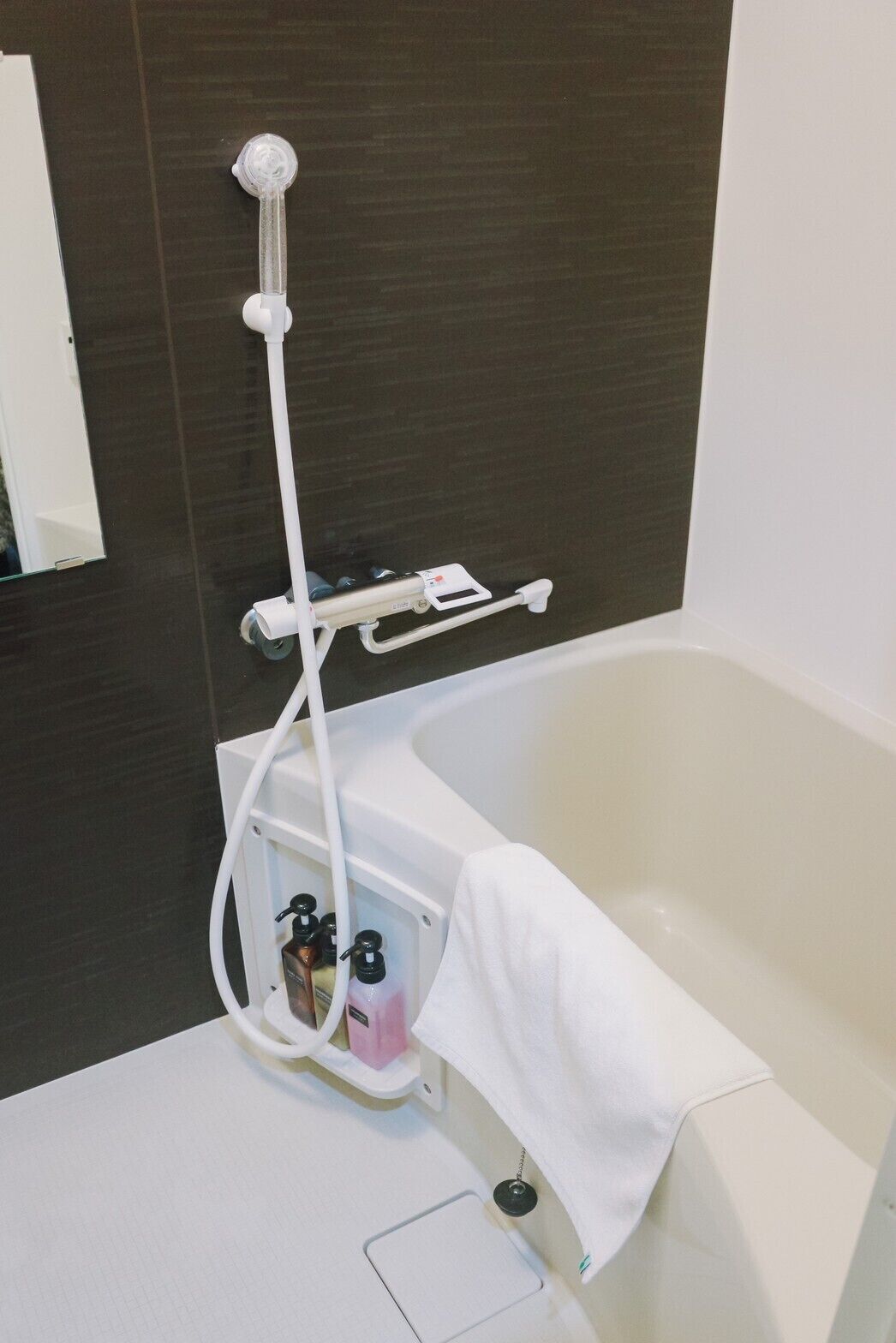 single room, 1 bedroom, non smoking | bathroom | deep-soaking bathtub, free toiletries, hair dryer, slippers