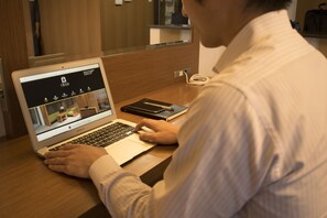 Desk, laptop workspace, free WiFi, bed sheets - HOTEL TRAD Osaka Tsuruhashi (Osaka)