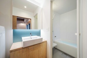 Holiday Rentals | Bathroom | Combined shower/tub, free toiletries, hair dryer, slippers