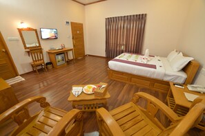 Deluxe bungalow (Double OR Twin) | Een minibar, een kluis op de kamer, een bureau, gratis wifi