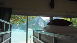 Bed in 6 Bed Female Dormitory room | Wi-Fi gratuit, draps fournis