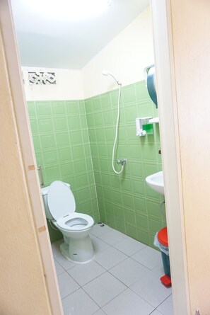 Shower, perlengkapan mandi gratis,  dan handuk