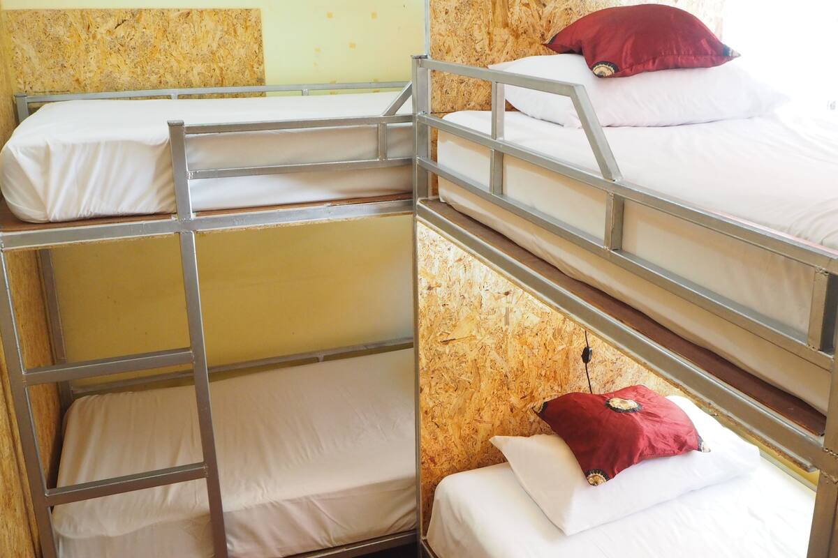 Bed in 4 Bed mixed Dormitory room | Wi-Fi gratis dan seprai linen
