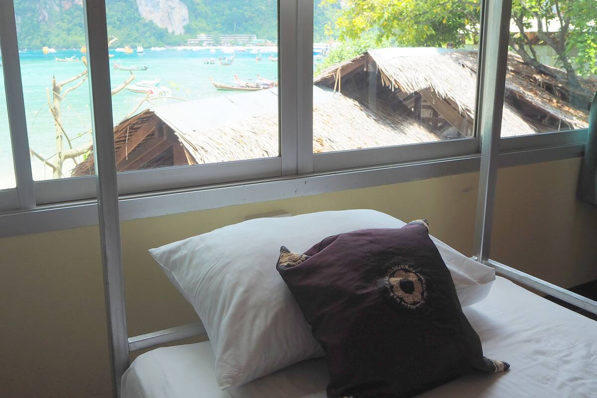 Bed in 6  Bed Female Dormitory room  | Wi-Fi gratis dan seprai linen