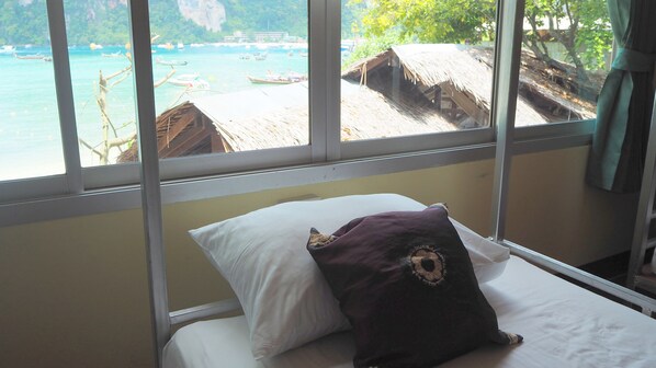 Bed in 6  Bed Female Dormitory room  | Kostenloses WLAN, Bettwäsche