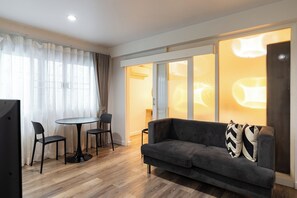 Deluxe Suite | In-room safe, desk, iron/ironing board, free WiFi - 23 AVA at Saladaeng (Bangkok)