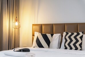 Deluxe Room, 1 Bedroom | Peti besi dalam bilik, meja, seterika/papan seterika, Wi-fi percuma 