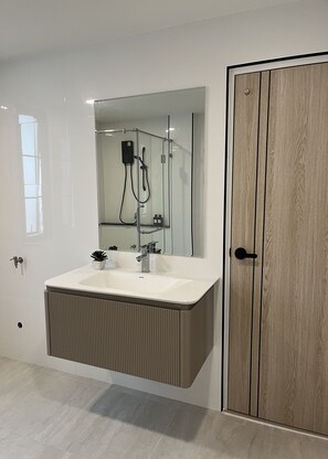 Habitación superior, 2 habitaciones | Baño | Ducha y cabezal de ducha tipo lluvia
