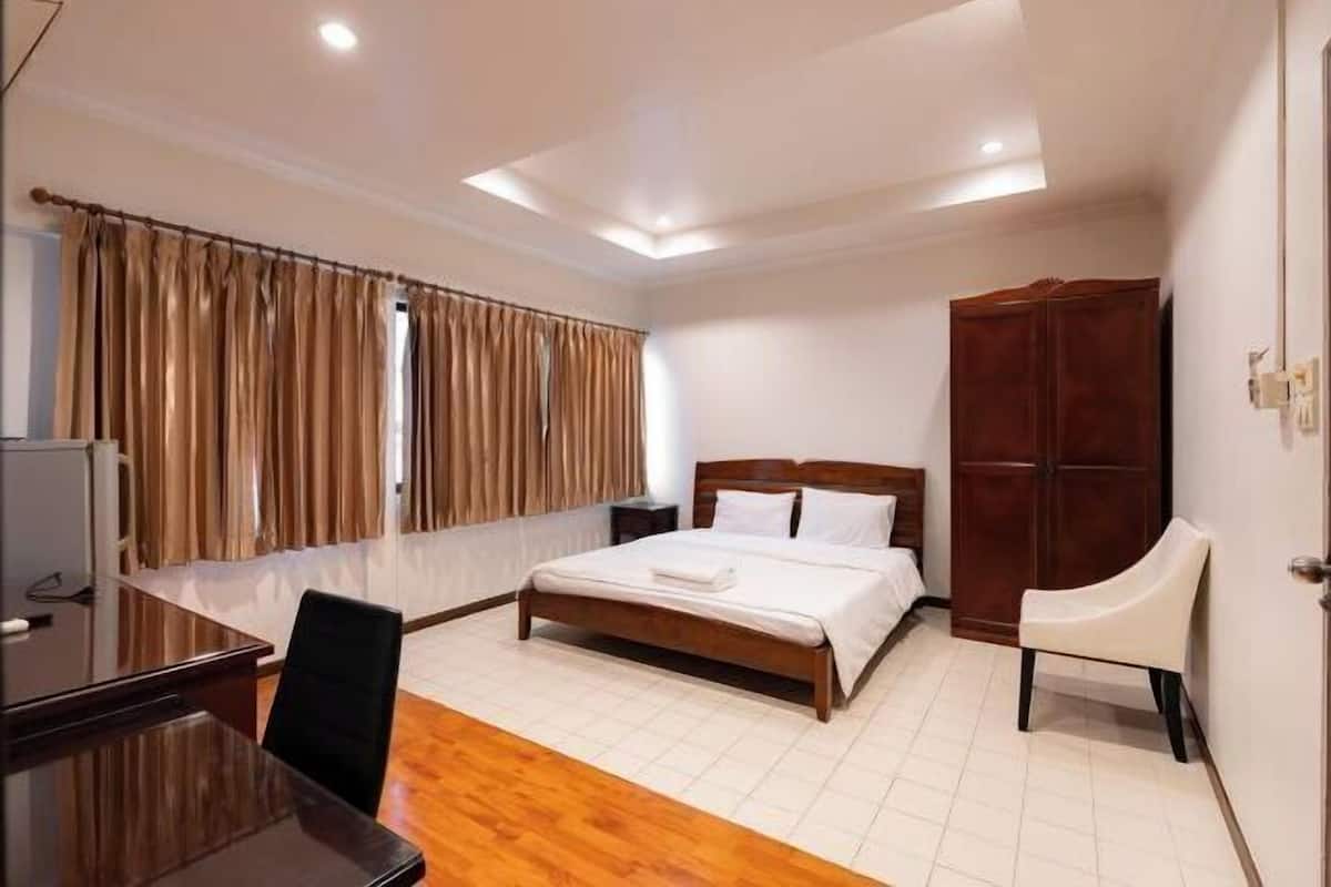 In-room safe, desk, iron/ironing board, free WiFi