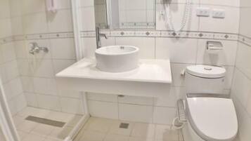 淋浴设施、免费洗浴用品、吹风机、坐浴桶