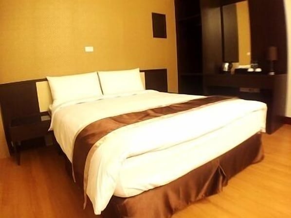 高档床上用品、办公桌、免费 WiFi