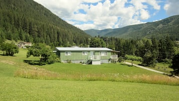 Vista frontal de la propiedad