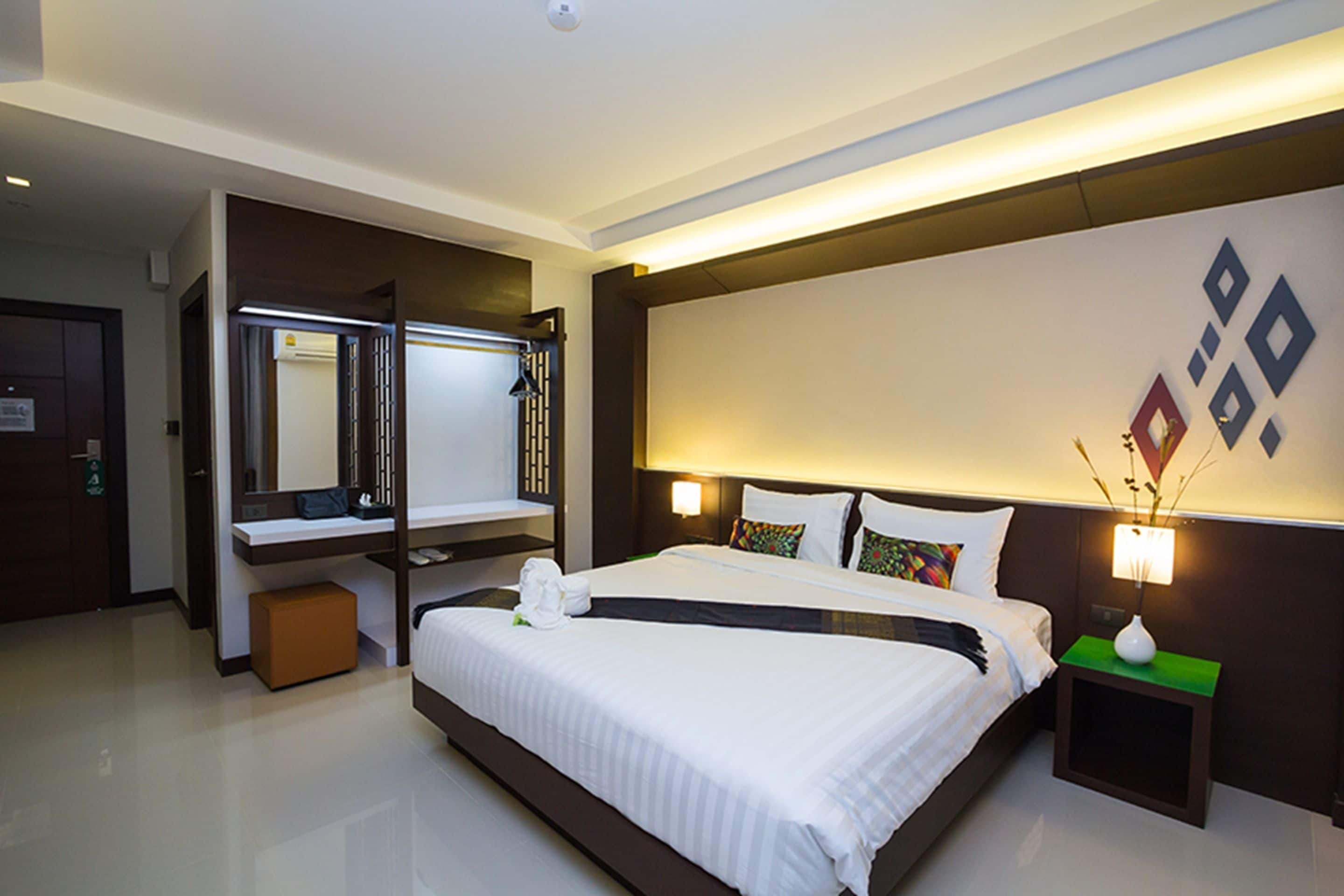 deluxe double room | minibar, desk, rollaway beds, free wifi