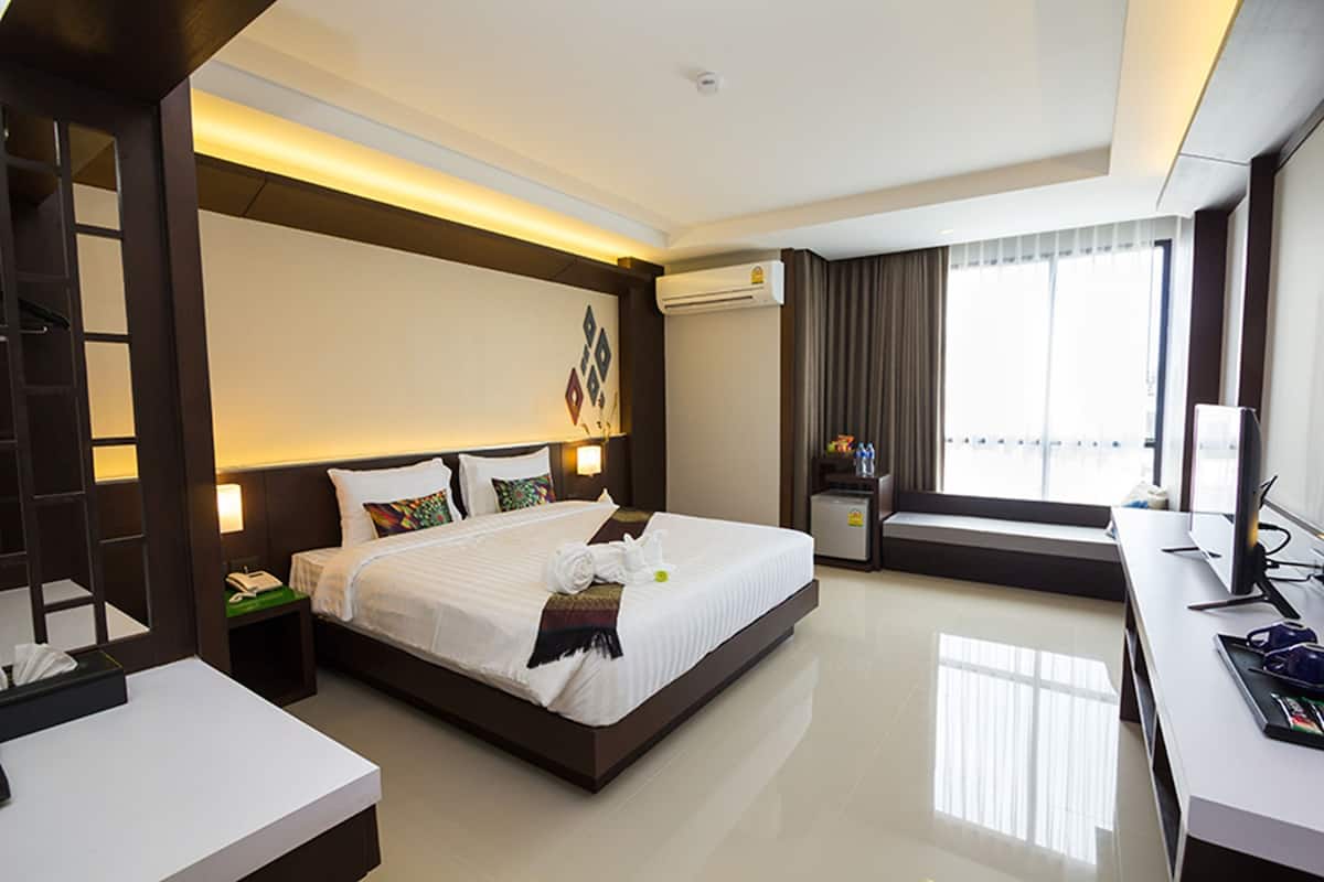 deluxe double room | minibar, desk, rollaway beds, free wifi