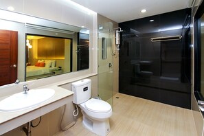 Junior Room | Bathroom | Shower, free toiletries, hair dryer, slippers - UDTEL Boutique Hotel (Udon Thani)