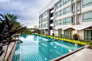 Outdoor pool - UDTEL Boutique Hotel (Udon Thani)