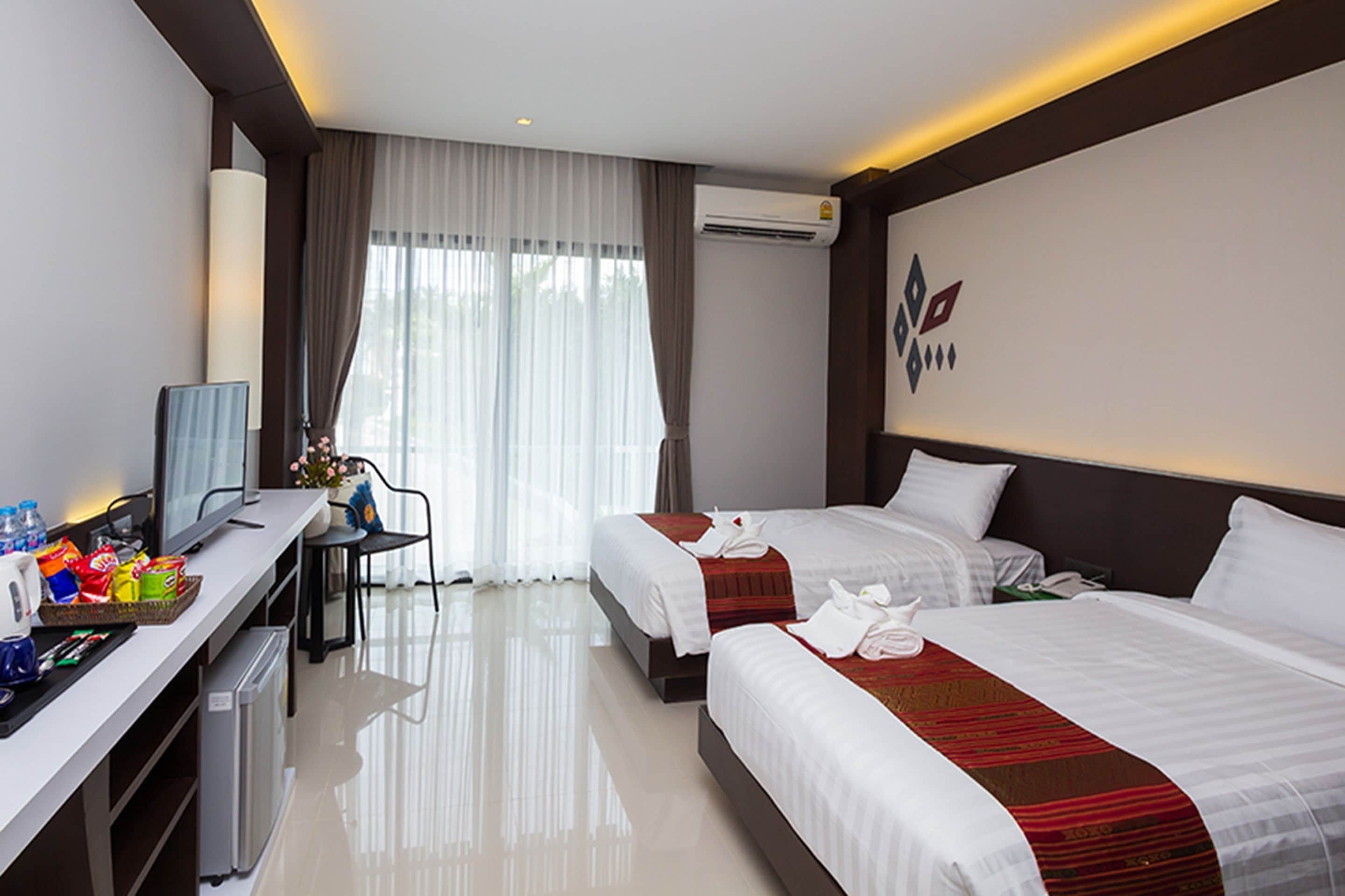 deluxe twin room | minibar, desk, rollaway beds, free wifi