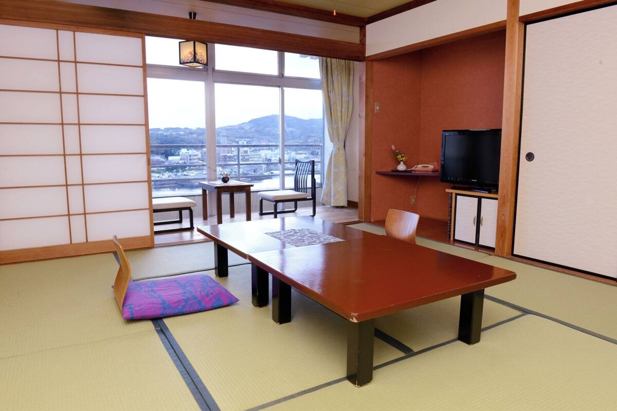 Japanese Room | In-room safe, bed sheets