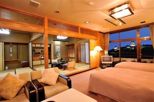 Caja de seguridad en la habitación y ropa de cama 