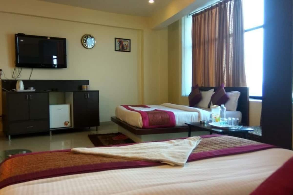Family Suite, Refrigerator | Ruang tamu | 32 inci televisyen skrin rata dengan kabel, TV