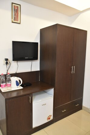 Classic Room | Premium bedding, desk, soundproofing, iron/ironing board - Hotel Port View (New Delhi)