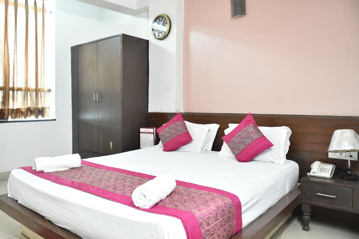 Premium Room | Peralatan tempat tidur premium, meja, kalis bunyi