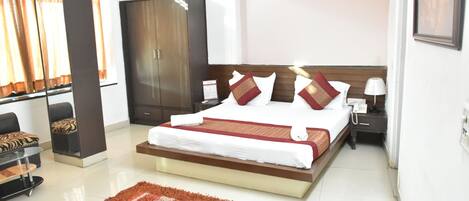 Family Suite | Premium bedding, desk, soundproofing, iron/ironing board
