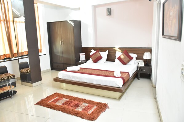 Ropa de cama de alta calidad, escritorio y sistema de insonorización