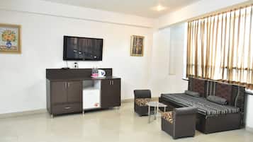 Family Suite | Premium bedding, desk, soundproofing, iron/ironing board