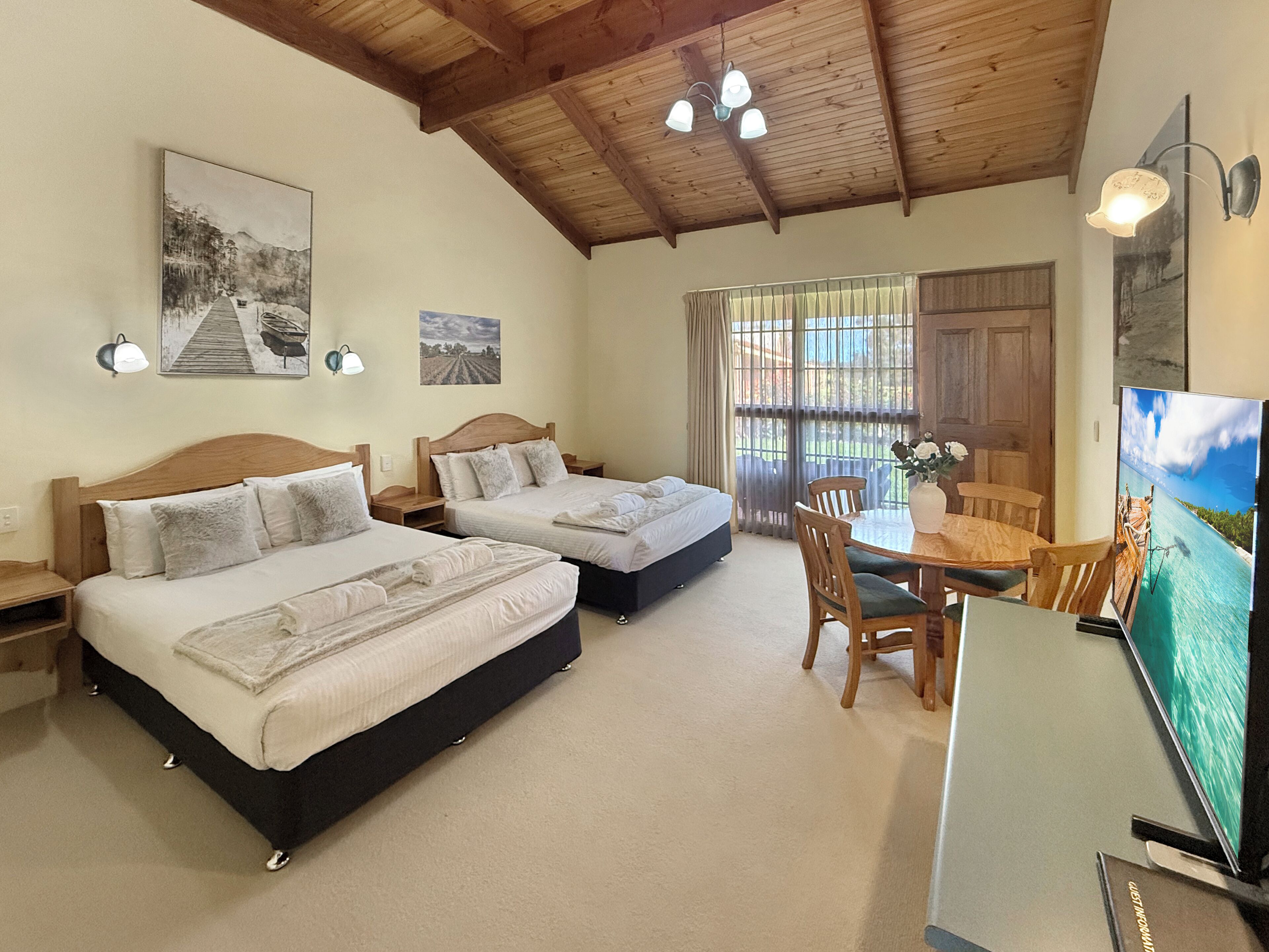 Quarto duplo (Queen) | Escrivaninha, quartos à prova de som, ferros/tábuas de passar roupa