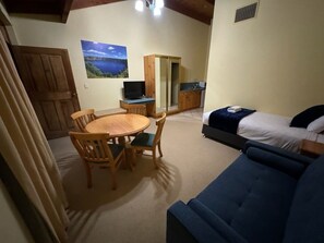 King Spa Suite | In-room dining