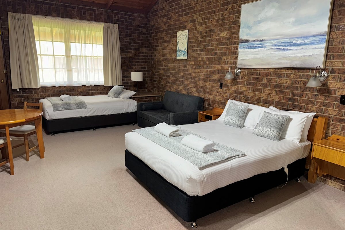 deluxe twin | 1 bedroom, desk, soundproofing, iron/ironing board