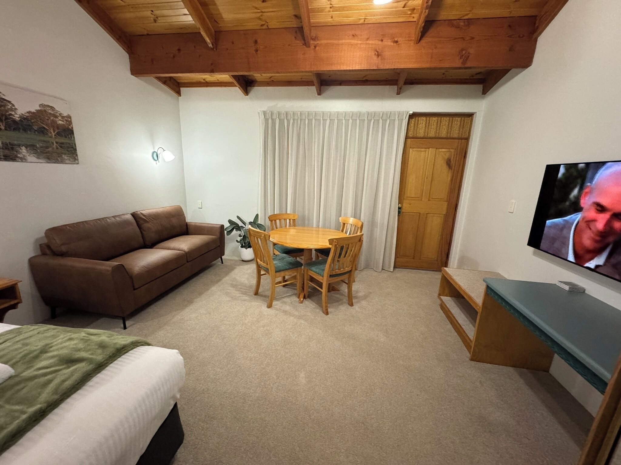 king spa suite | living area | flat-screen tv