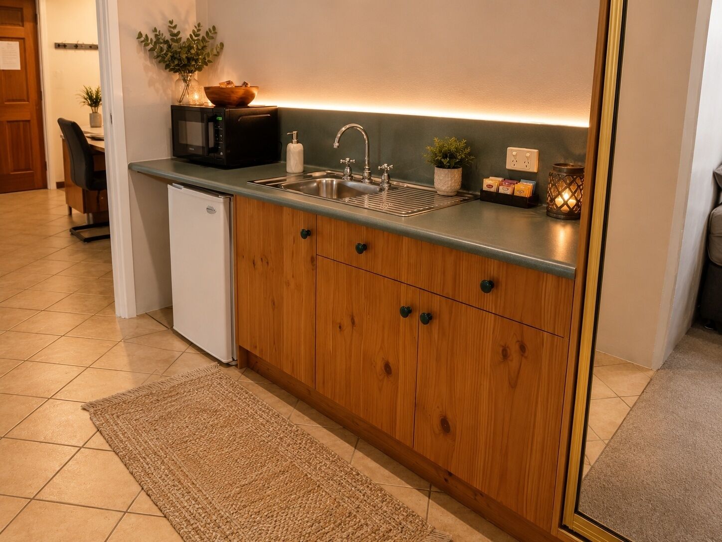 King Spa Suite | Private kitchenette | Coffee/tea maker, fridge, microwave, electric kettle