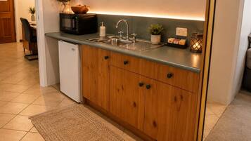 King Spa Suite | Private kitchenette | Coffee/tea maker, fridge, microwave, electric kettle