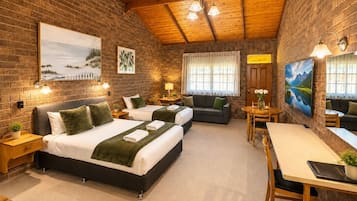 Deluxe-Zweibettzimmer | Schreibtisch, schallisolierte Zimmer, Bügeleisen/Bügelbrett, Bettwäsche