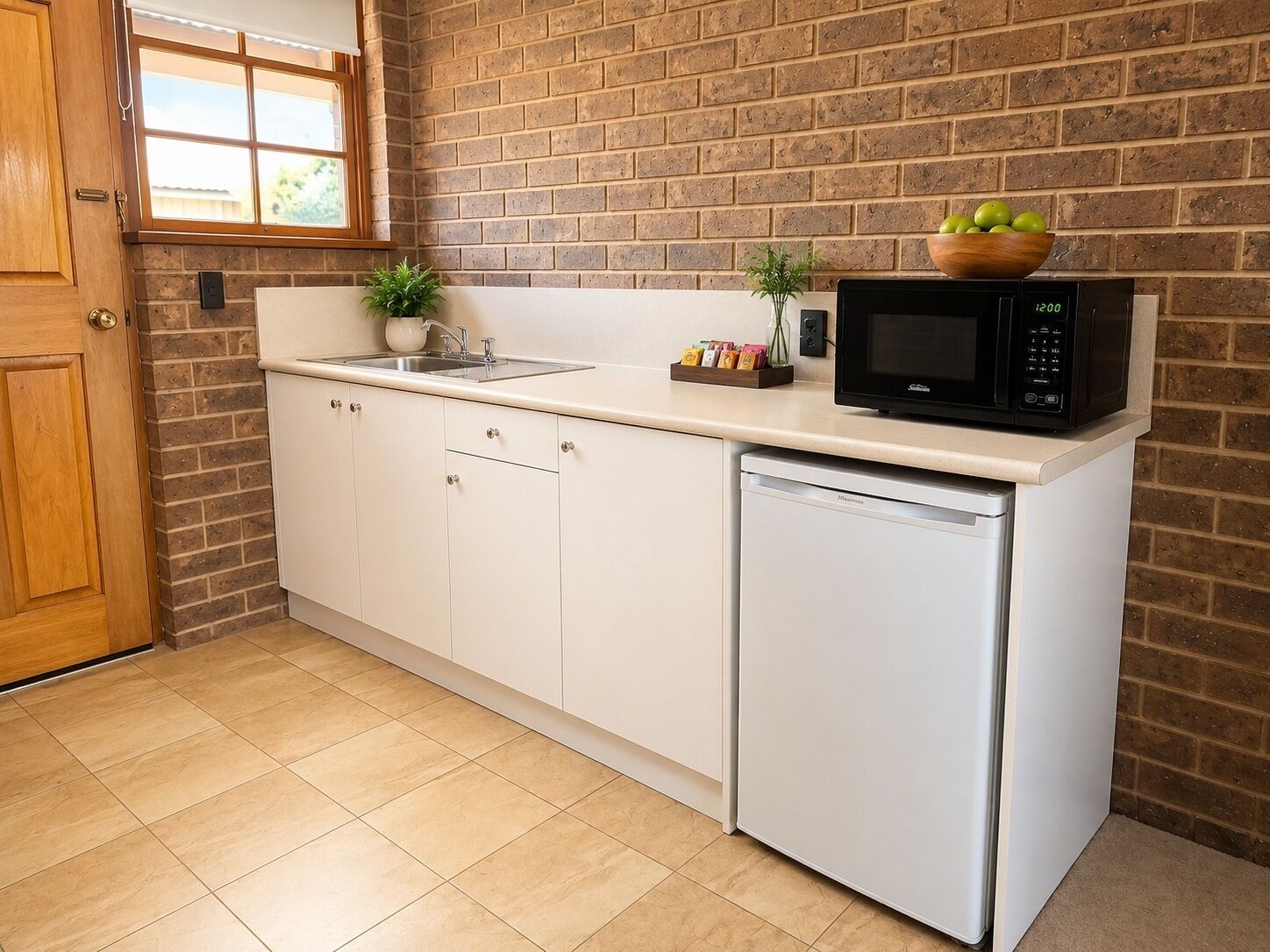 Deluxe Twin | Private kitchenette | Coffee/tea maker, fridge, microwave, electric kettle